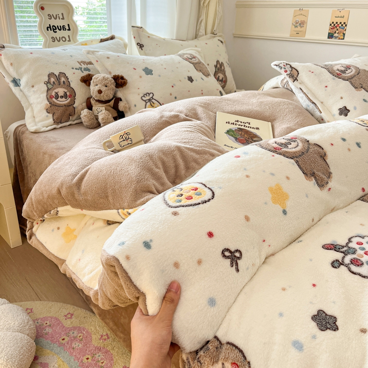 91家纺网 家纺一手货源 找家纺 川悦生活2025新款立体雪花绒印花大床四件套系列二场景二 巧克力宝贝