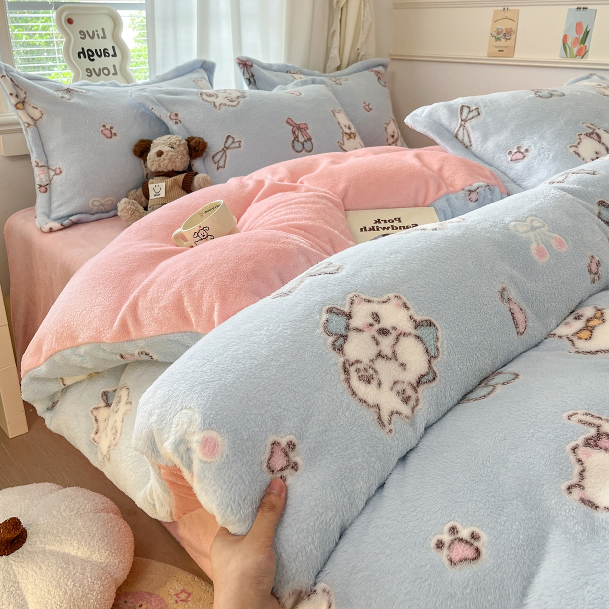 91家纺网 家纺一手货源 找家纺 川悦生活2025新款立体雪花绒印花大床四件套系列二场景二 奶蓝小汪粉