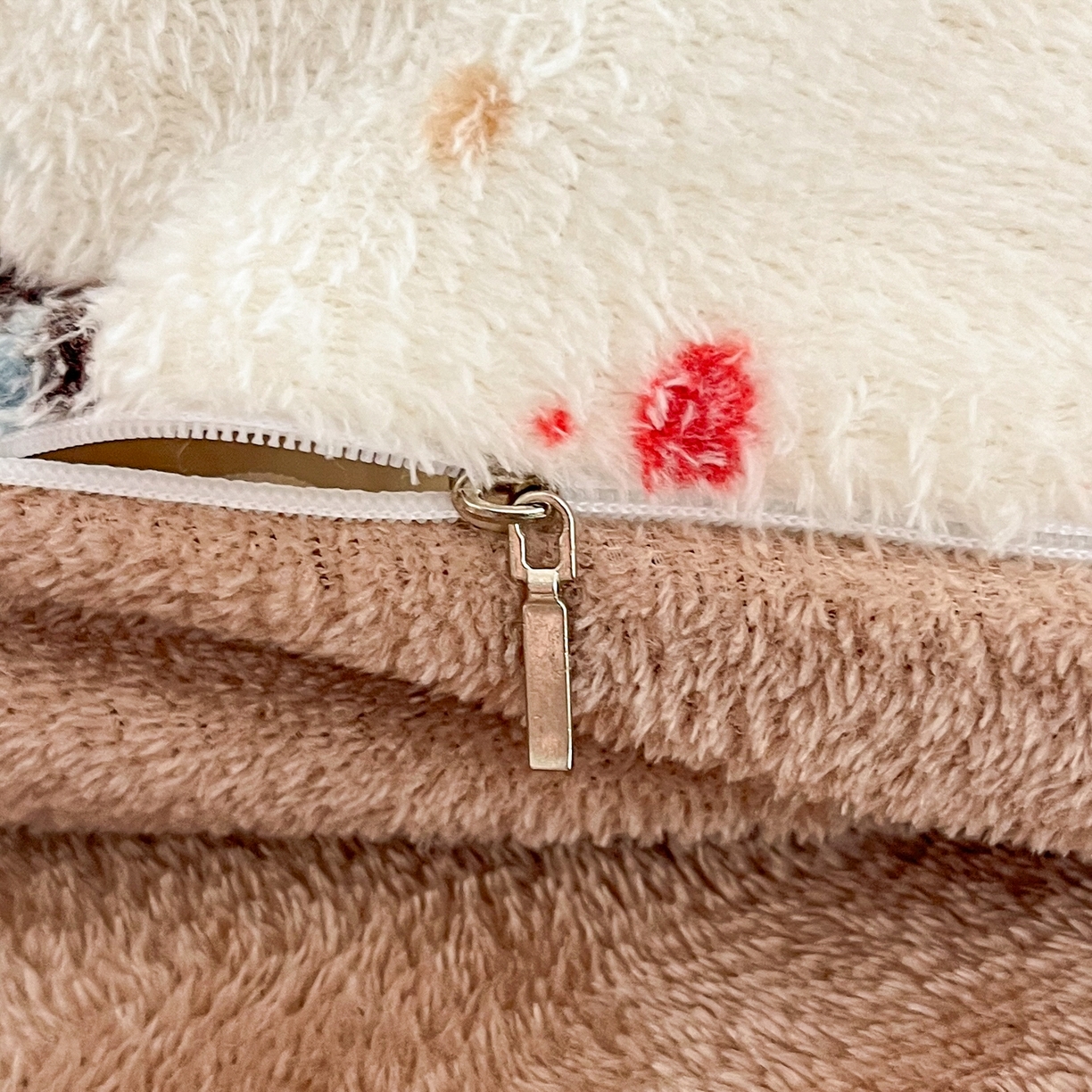 91家纺网 家纺一手货源 找家纺 川悦生活2025新款立体雪花绒印花大床四件套系列二场景二 巧克力宝贝