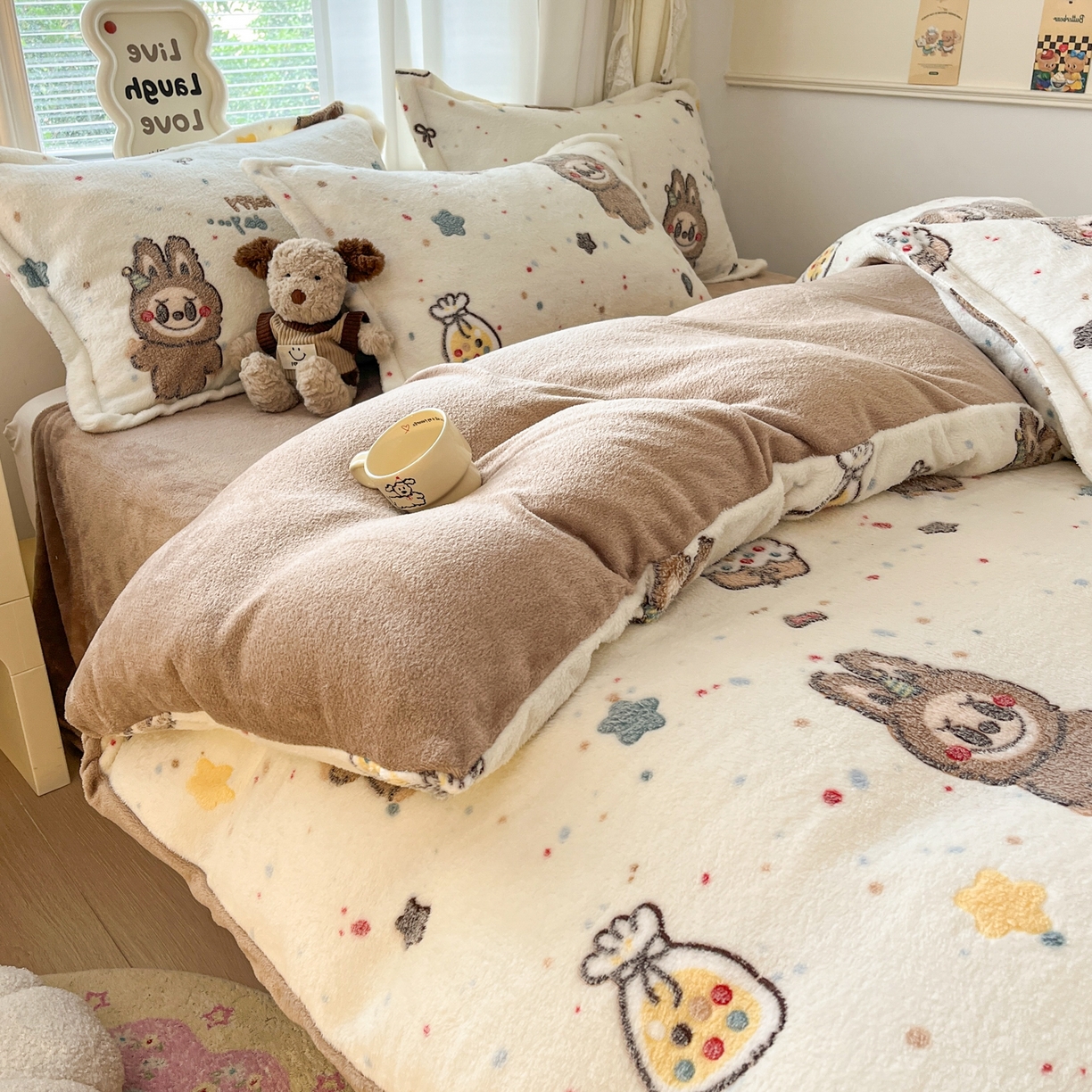 91家纺网 家纺一手货源 找家纺 川悦生活2025新款立体雪花绒印花大床四件套系列二场景二 巧克力宝贝