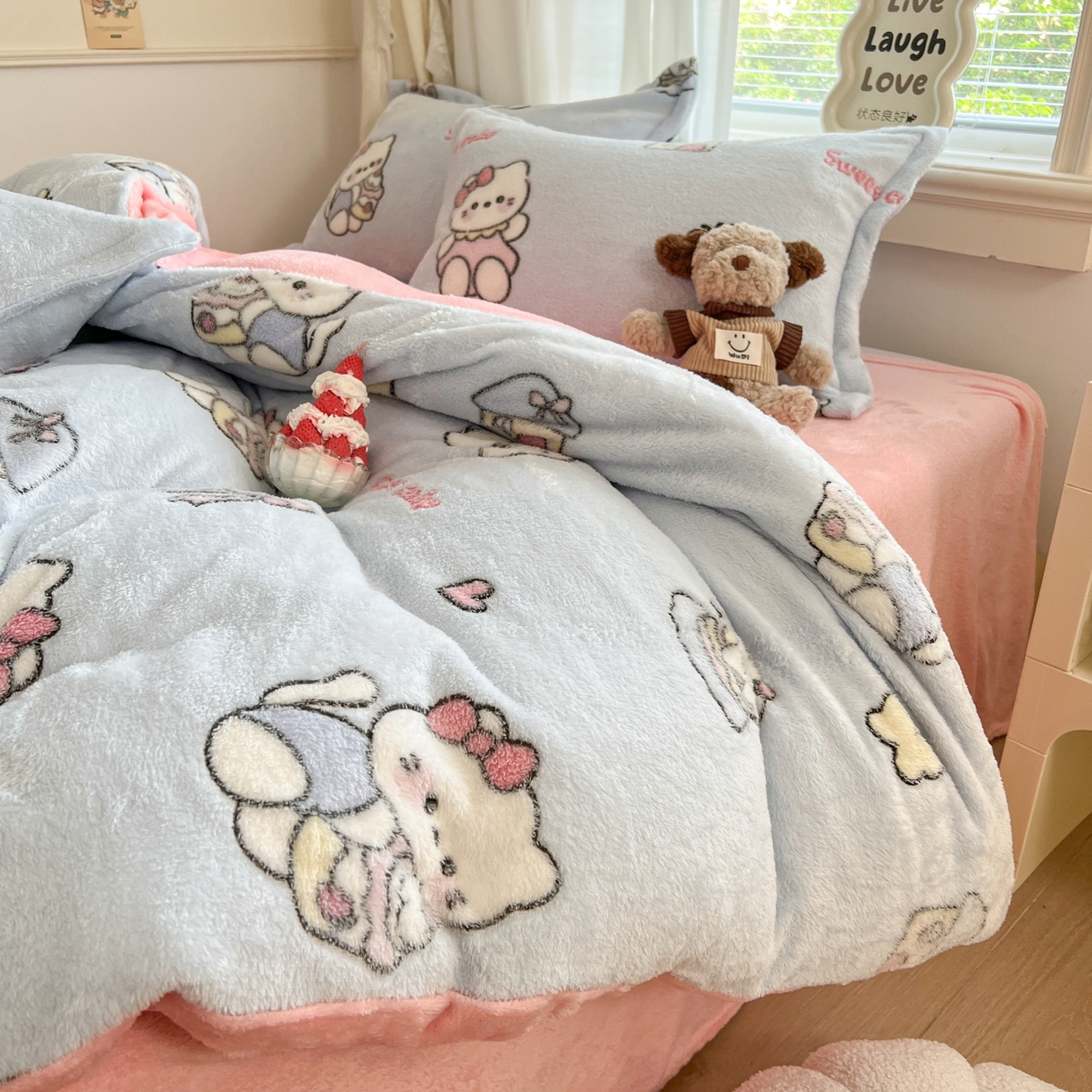 91家纺网 家纺一手货源 找家纺 川悦生活2025新款立体雪花绒印花大床四件套系列二场景二 幸运小咪