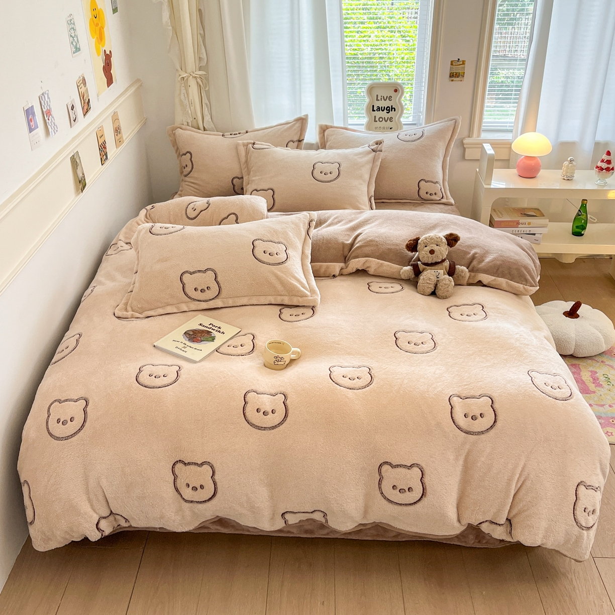 91家纺网 家纺一手货源 找家纺 川悦生活2025新款立体雪花绒印花大床四件套系列二场景二 曲奇小熊