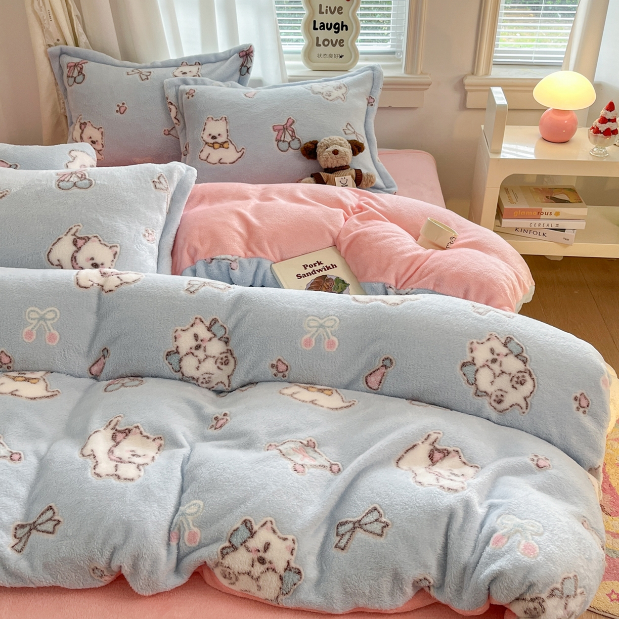 91家纺网 家纺一手货源 找家纺 川悦生活2025新款立体雪花绒印花大床四件套系列二场景二 奶蓝小汪粉