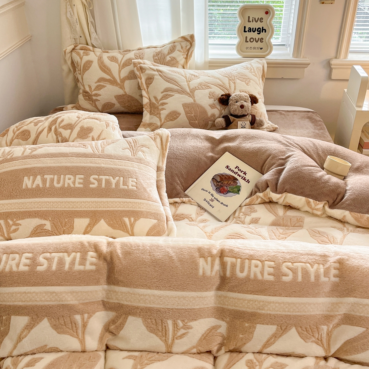 91家纺网 家纺一手货源 找家纺 川悦生活2025新款立体雪花绒印花大床四件套系列二场景二 月桂-浅咖