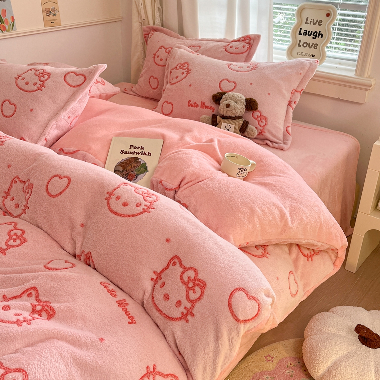 91家纺网 家纺一手货源 找家纺 川悦生活2025新款立体雪花绒印花大床四件套系列二场景二 爱心喵喵