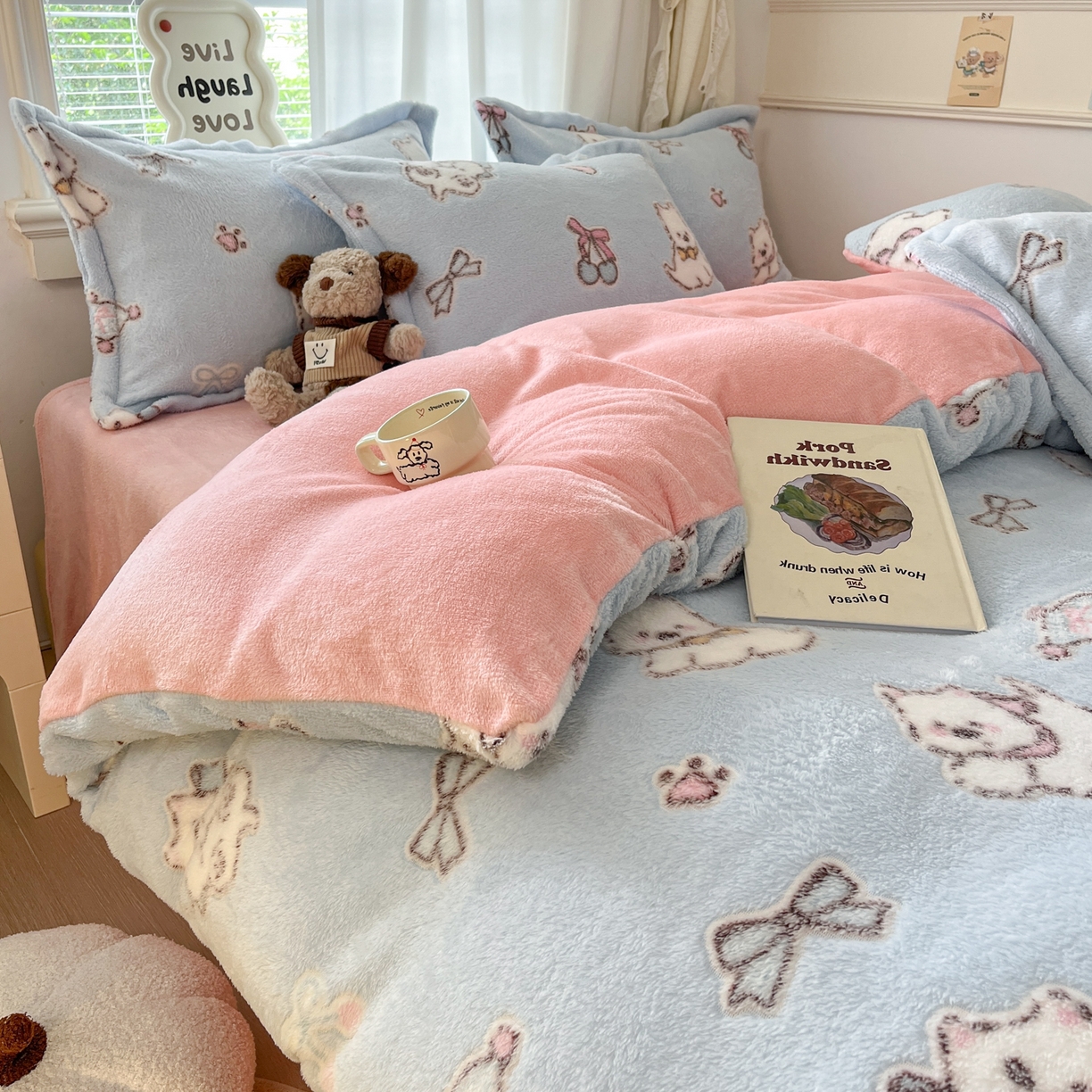 91家纺网 家纺一手货源 找家纺 川悦生活2025新款立体雪花绒印花大床四件套系列二场景二 奶蓝小汪粉