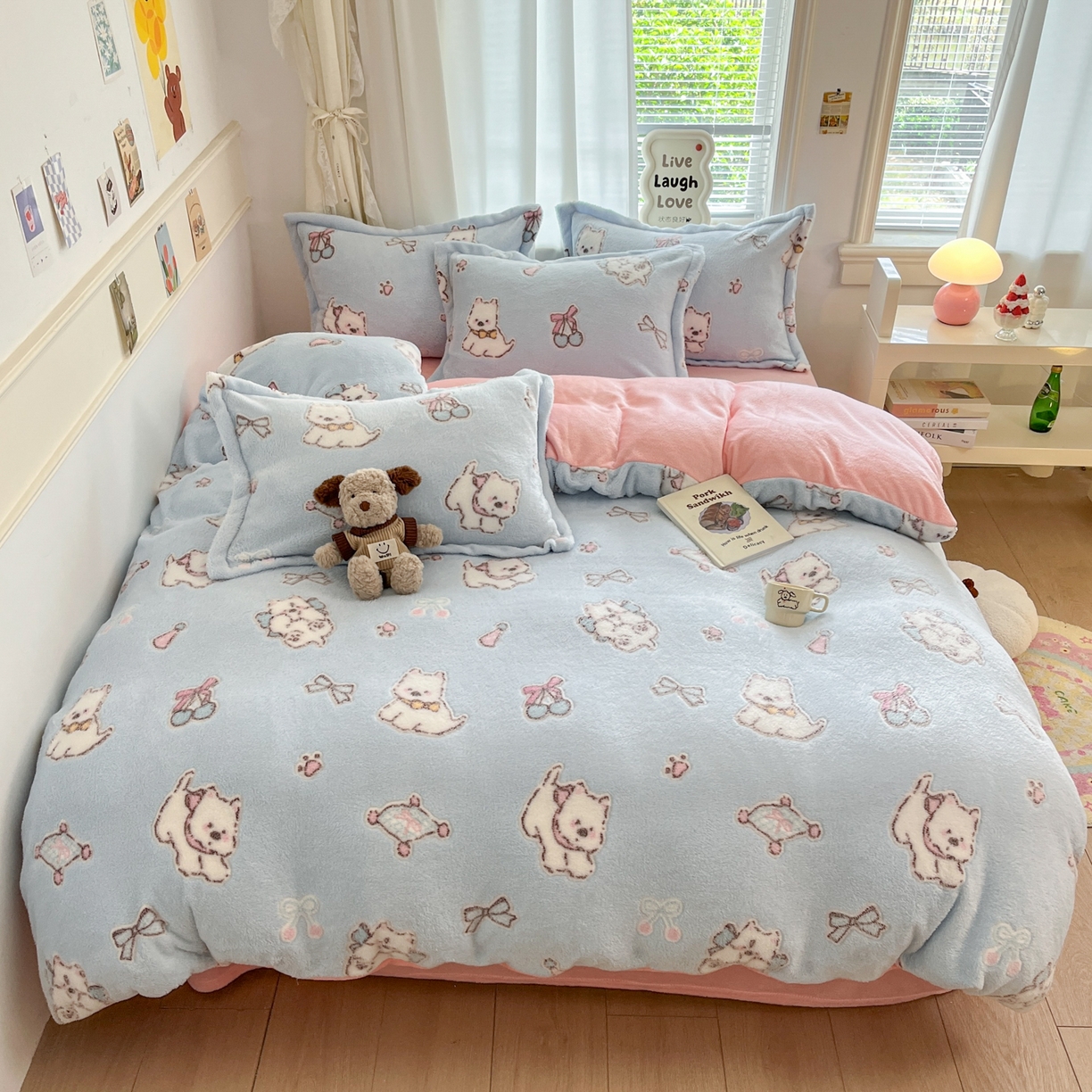 91家纺网 家纺一手货源 找家纺 川悦生活2025新款立体雪花绒印花大床四件套系列二场景二 奶蓝小汪粉