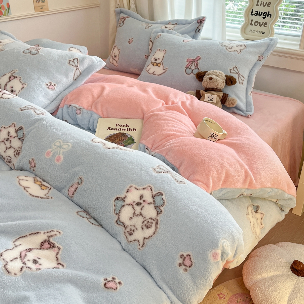 91家纺网 家纺一手货源 找家纺 川悦生活2025新款立体雪花绒印花大床四件套系列二场景二 奶蓝小汪粉