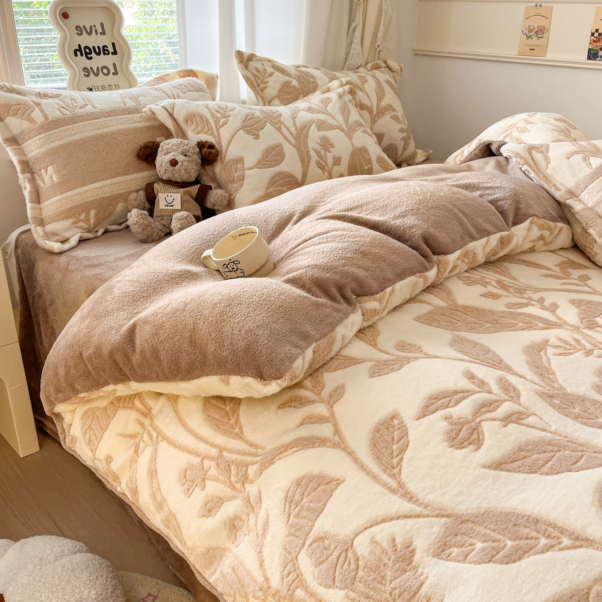 91家纺网 家纺一手货源 找家纺 川悦生活2025新款立体雪花绒印花大床四件套系列二场景二 月桂-浅咖