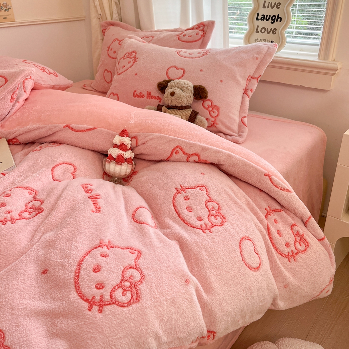 91家纺网 家纺一手货源 找家纺 川悦生活2025新款立体雪花绒印花大床四件套系列二场景二 爱心喵喵