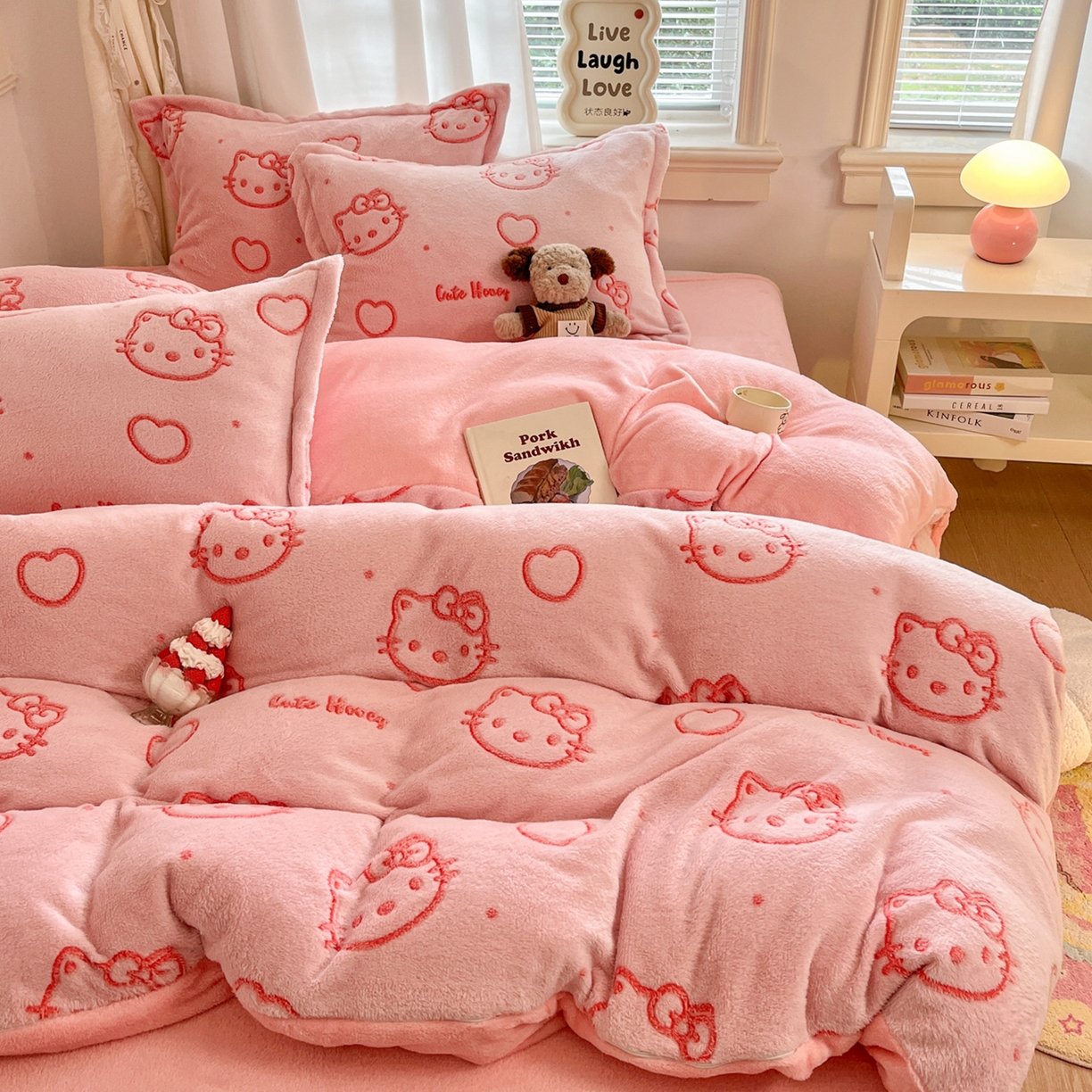 91家纺网 家纺一手货源 找家纺 川悦生活2025新款立体雪花绒印花大床四件套系列二场景二 爱心喵喵