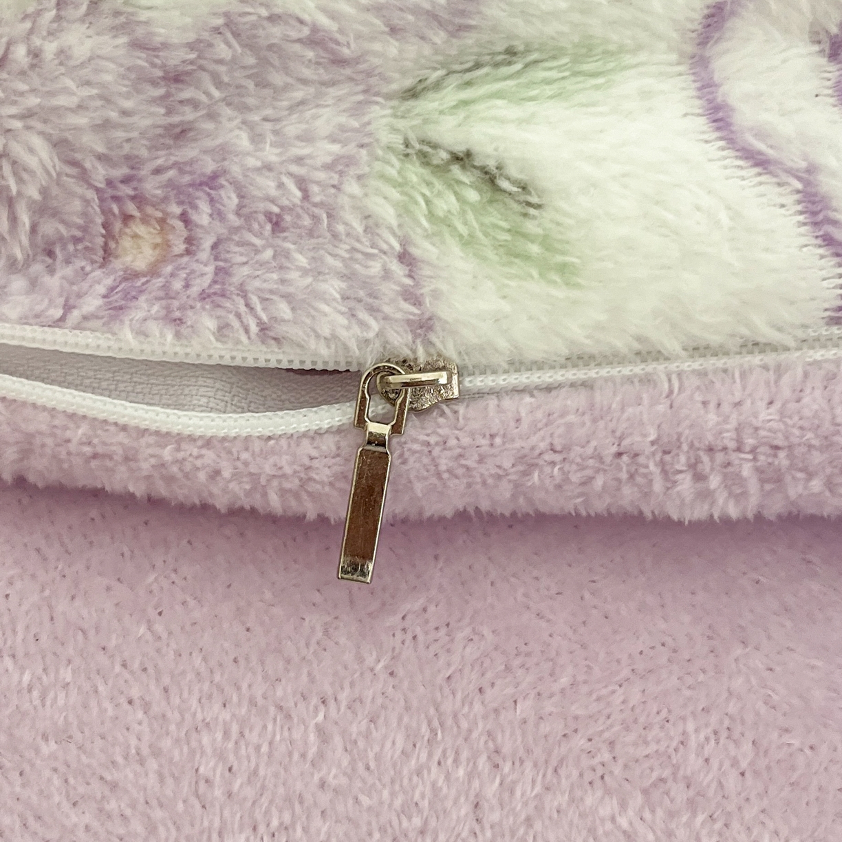 91家纺网 家纺一手货源 找家纺 川悦生活2025新款立体雪花绒印花大床四件套系列二场景二 香芋花田