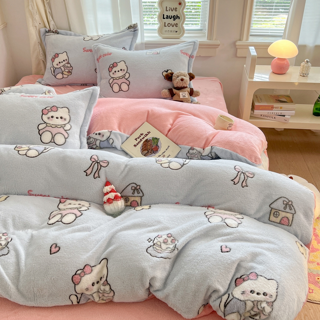 91家纺网 家纺一手货源 找家纺 川悦生活2025新款立体雪花绒印花大床四件套系列二场景二 幸运小咪