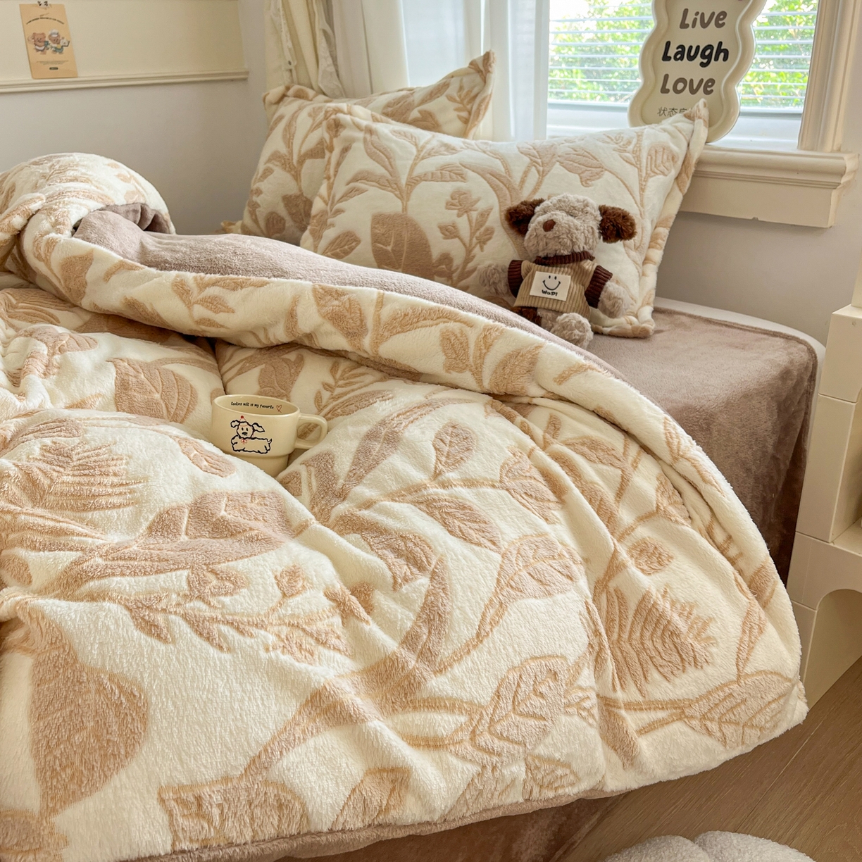 91家纺网 家纺一手货源 找家纺 川悦生活2025新款立体雪花绒印花大床四件套系列二场景二 月桂-浅咖