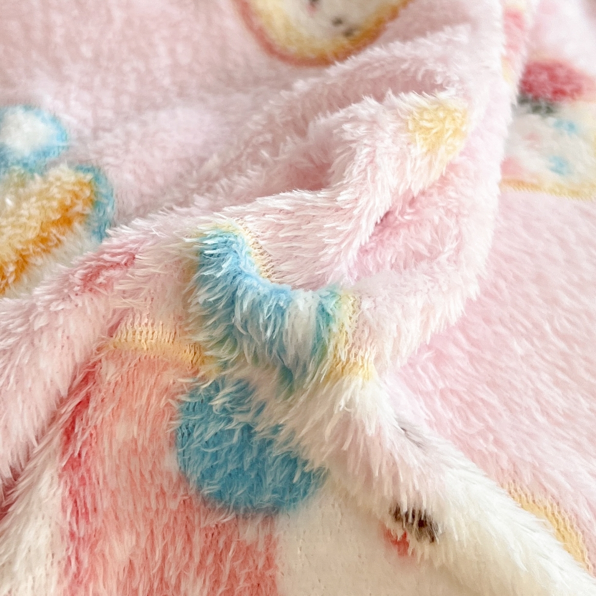 91家纺网 家纺一手货源 找家纺 川悦生活2025新款立体雪花绒印花大床四件套系列二场景二 甜心喵喵