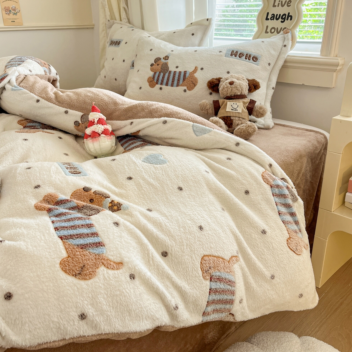 91家纺网 家纺一手货源 找家纺 川悦生活2025新款立体雪花绒印花大床四件套系列二场景二 腊肠小点