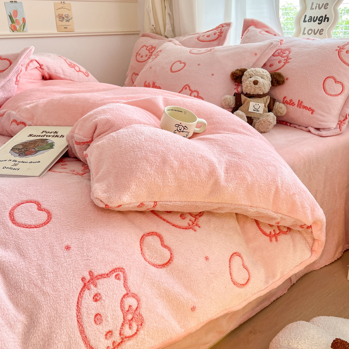 91家纺网 家纺一手货源 找家纺 川悦生活2025新款立体雪花绒印花大床四件套系列二场景二 爱心喵喵