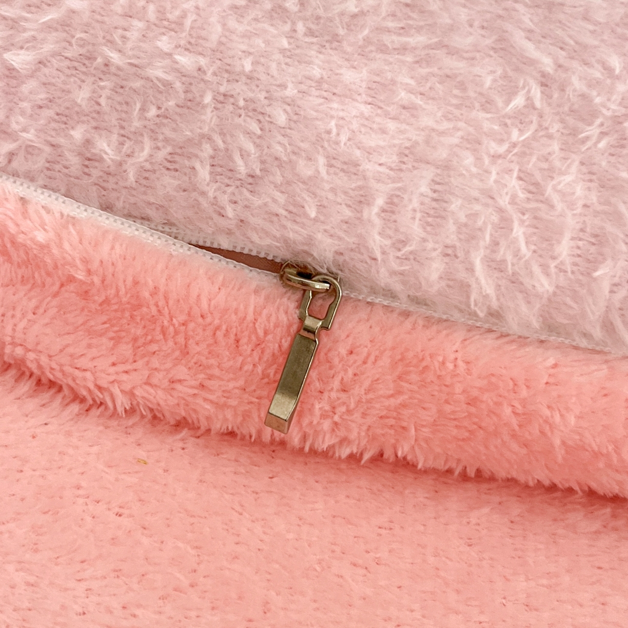 91家纺网 家纺一手货源 找家纺 川悦生活2025新款立体雪花绒印花大床四件套系列二场景二 爱心喵喵