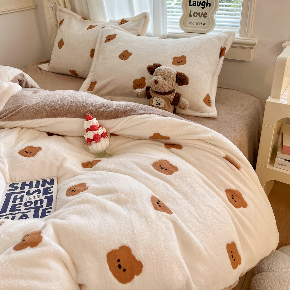 91家纺网 家纺一手货源 找家纺 川悦生活2025新款立体雪花绒印花大床四件套系列二场景二 豆奶小熊