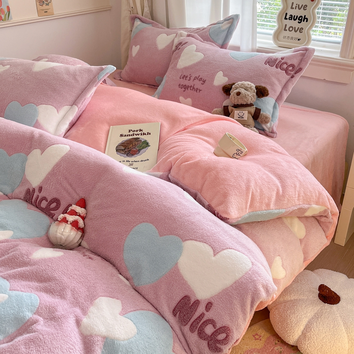 91家纺网 家纺一手货源 找家纺 川悦生活2025新款立体雪花绒印花大床四件套系列二场景二 心心物语