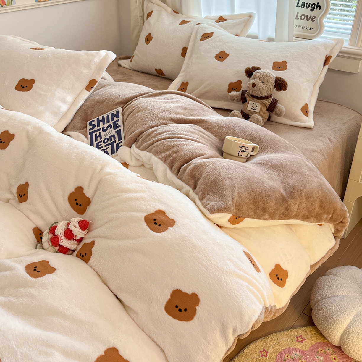 91家纺网 家纺一手货源 找家纺 川悦生活2025新款立体雪花绒印花大床四件套系列二场景二 豆奶小熊