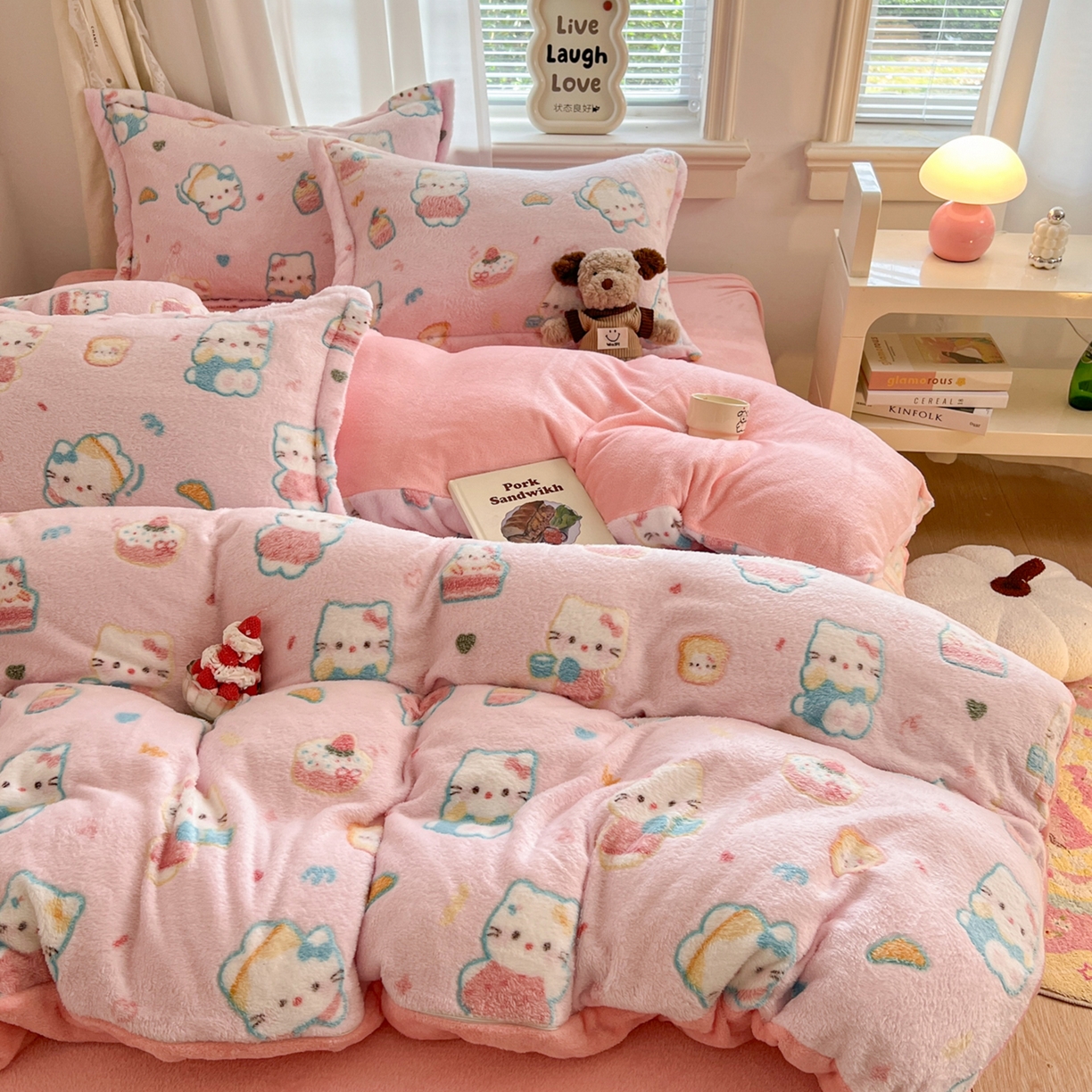 91家纺网 家纺一手货源 找家纺 川悦生活2025新款立体雪花绒印花大床四件套系列二场景二 甜心喵喵