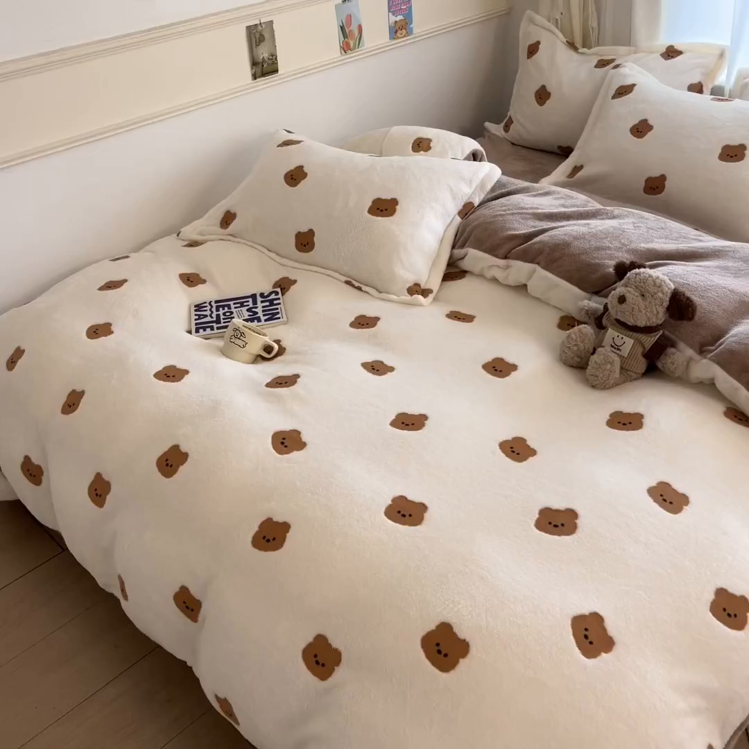 91家纺网 家纺一手货源 找家纺 川悦生活2025新款立体雪花绒印花大床四件套系列二场景二 豆奶小熊