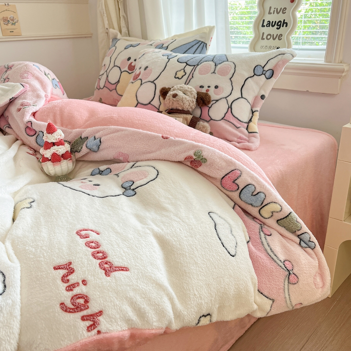 91家纺网 家纺一手货源 找家纺 川悦生活2025新款立体雪花绒印花大床四件套系列二场景二 樱桃小兔