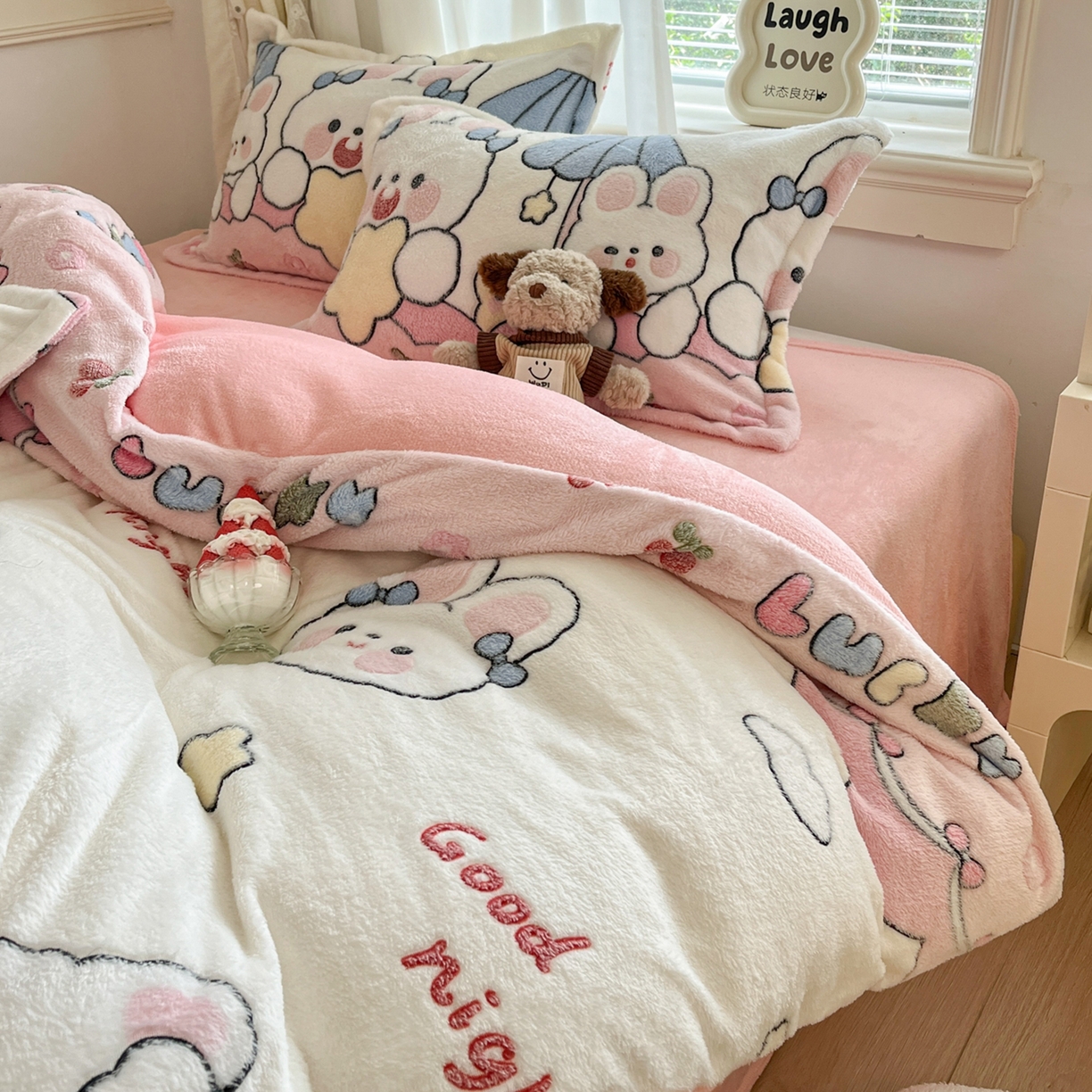 91家纺网 家纺一手货源 找家纺 川悦生活2025新款立体雪花绒印花大床四件套系列二场景二 樱桃小兔