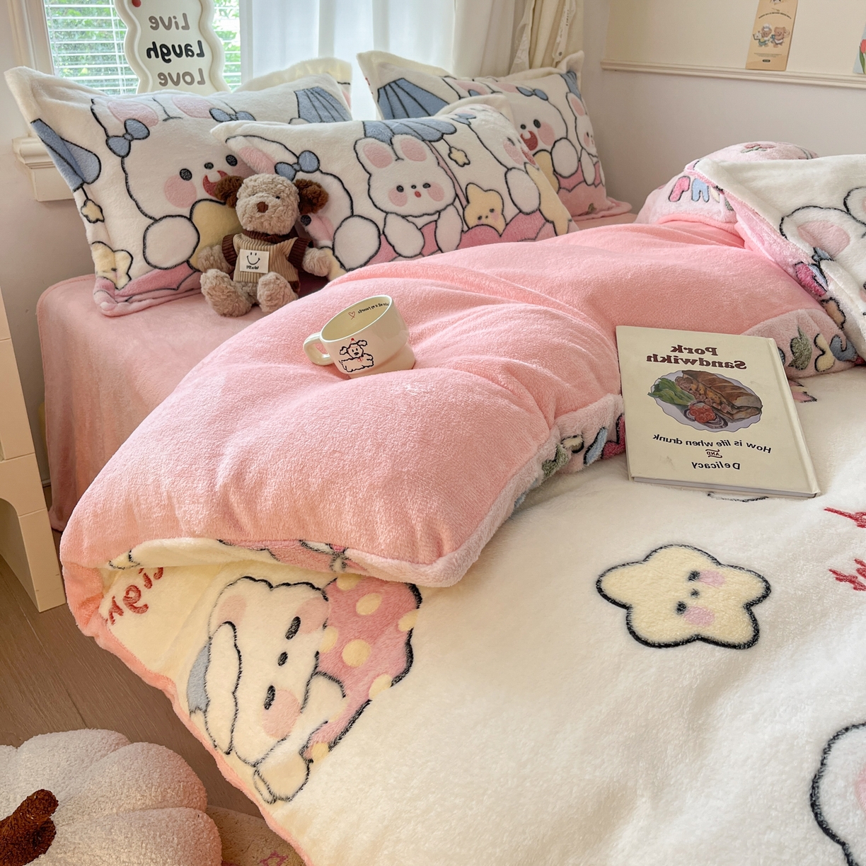 91家纺网 家纺一手货源 找家纺 川悦生活2025新款立体雪花绒印花大床四件套系列二场景二 樱桃小兔