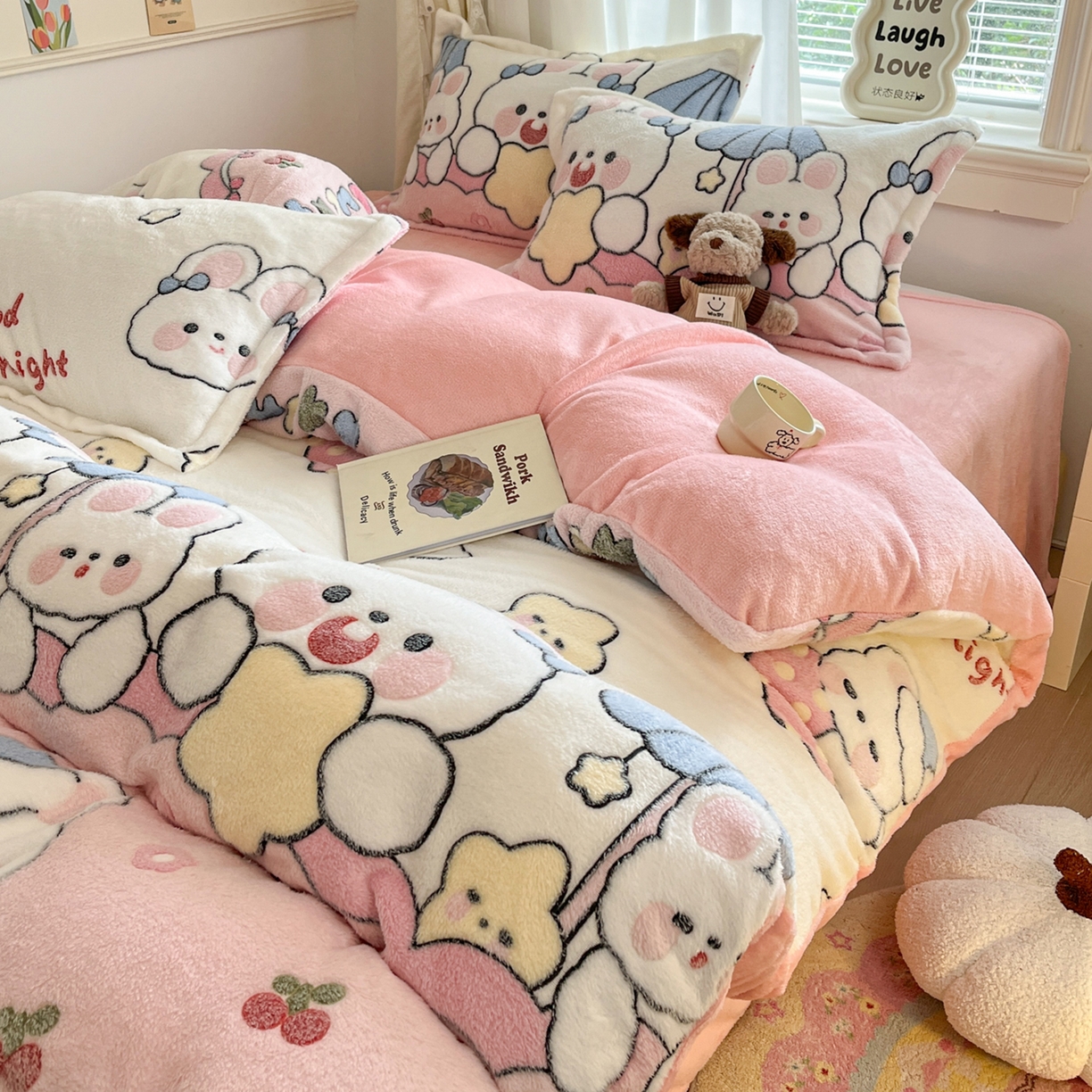 91家纺网 家纺一手货源 找家纺 川悦生活2025新款立体雪花绒印花大床四件套系列二场景二 樱桃小兔