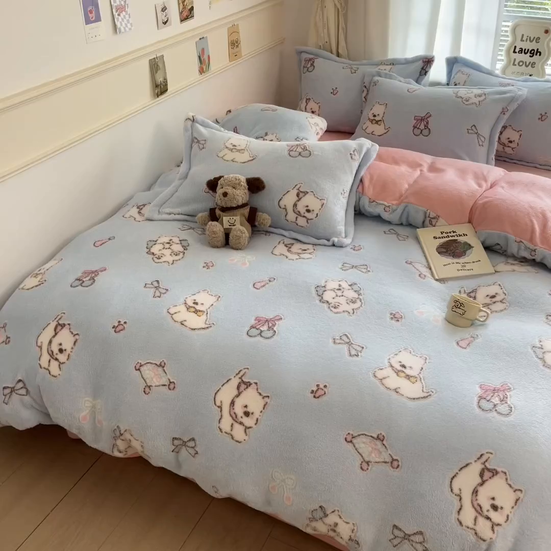 91家纺网 家纺一手货源 找家纺 川悦生活2025新款立体雪花绒印花大床四件套系列二场景二 奶蓝小汪粉