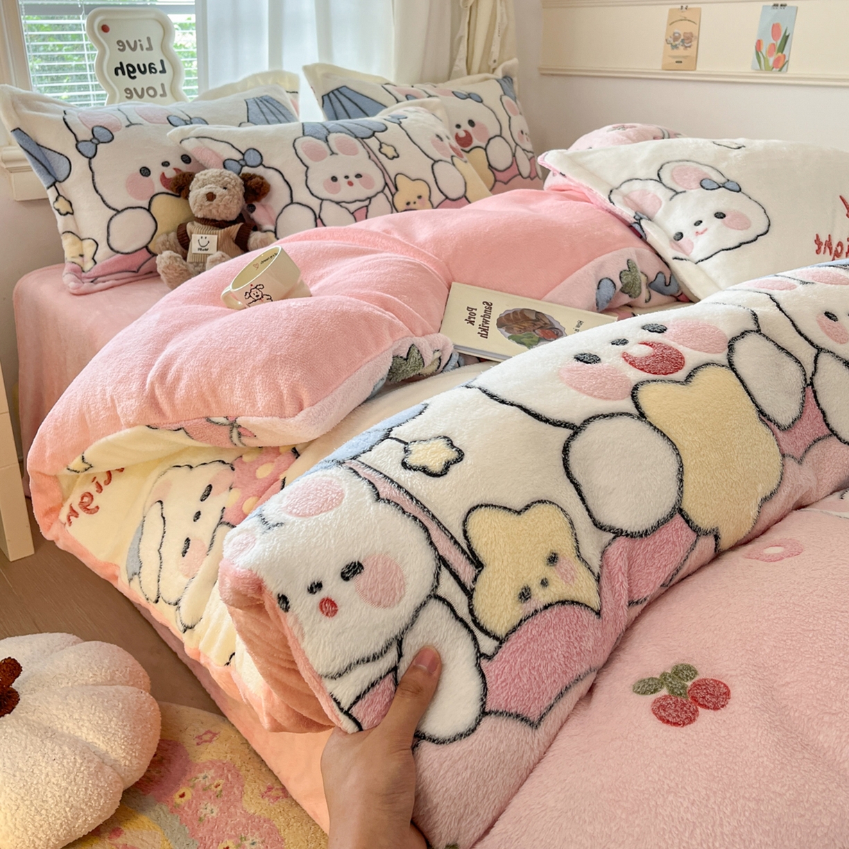 91家纺网 家纺一手货源 找家纺 川悦生活2025新款立体雪花绒印花大床四件套系列二场景二 樱桃小兔