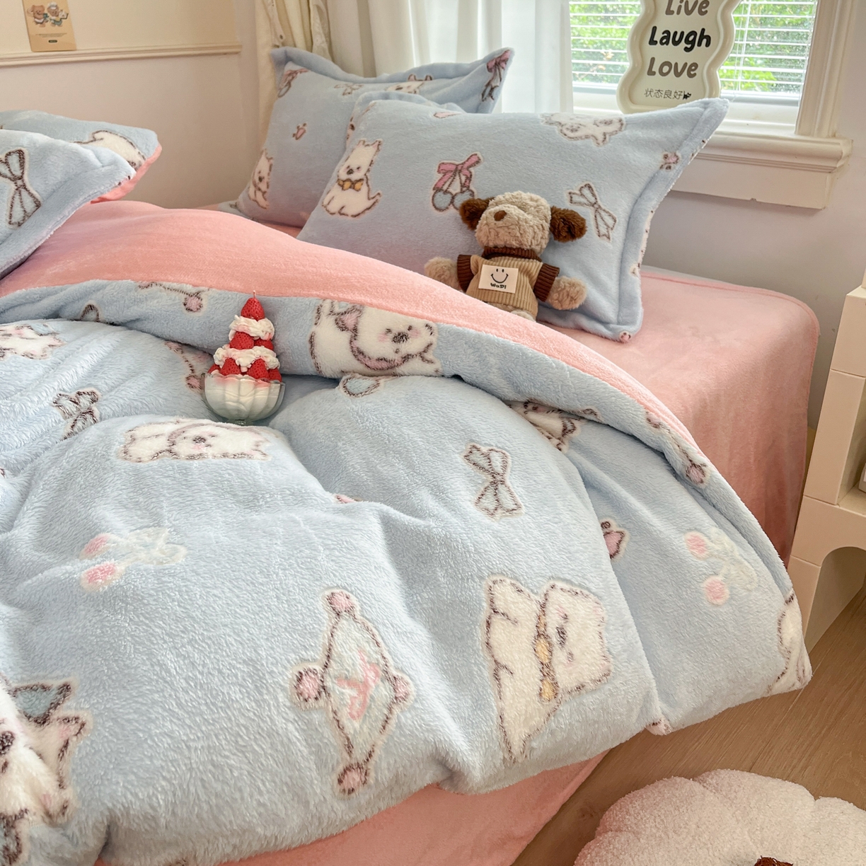 91家纺网 家纺一手货源 找家纺 川悦生活2025新款立体雪花绒印花大床四件套系列二场景二 奶蓝小汪粉