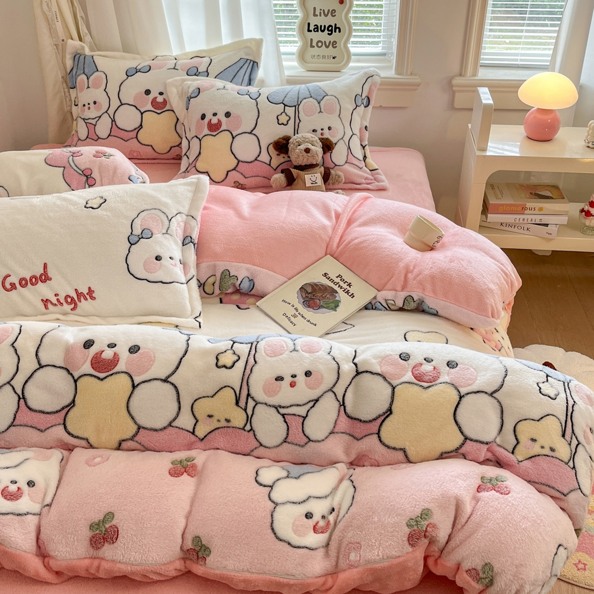 91家纺网 家纺一手货源 找家纺 川悦生活2025新款立体雪花绒印花大床四件套系列二场景二 樱桃小兔