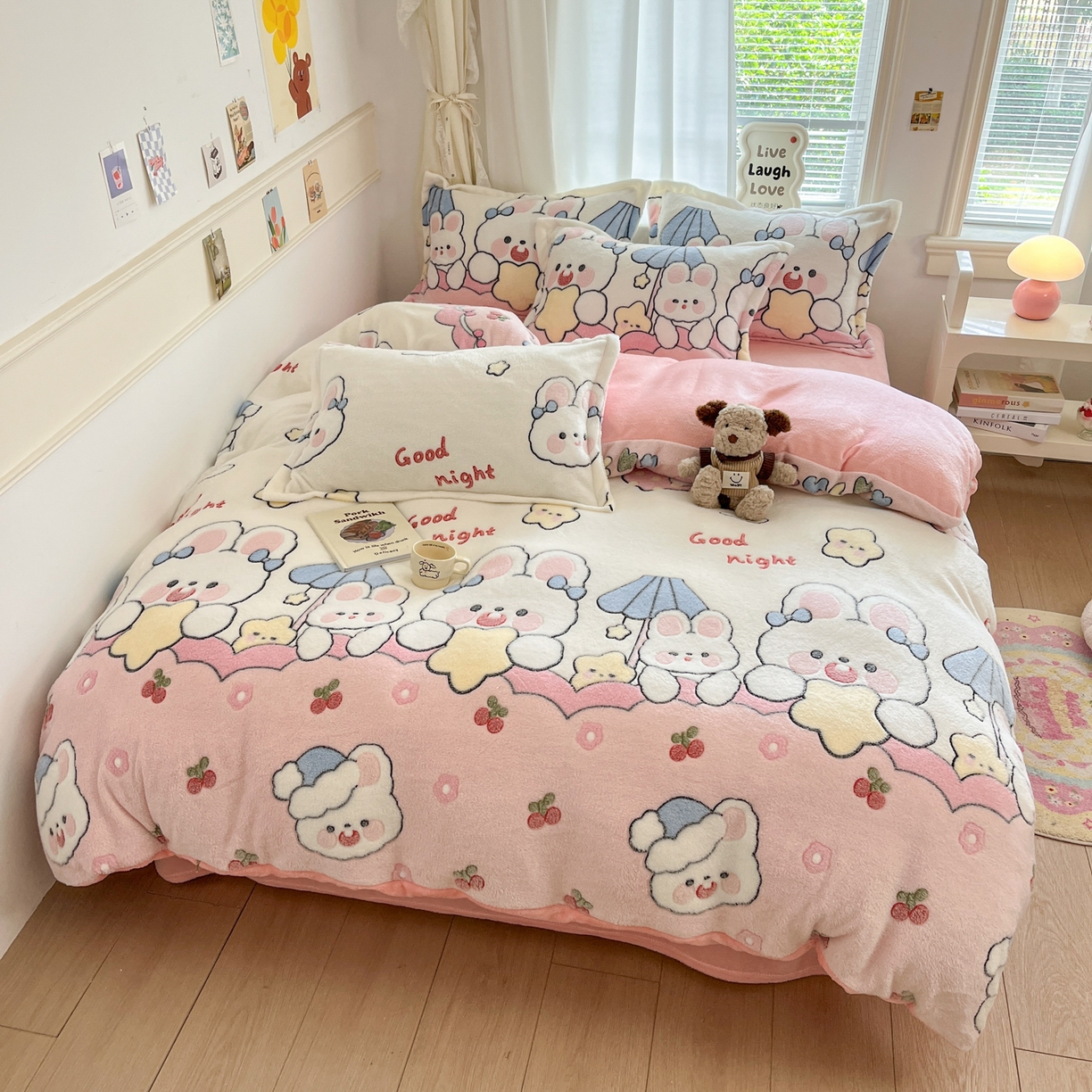 91家纺网 家纺一手货源 找家纺 川悦生活2025新款立体雪花绒印花大床四件套系列二场景二 樱桃小兔