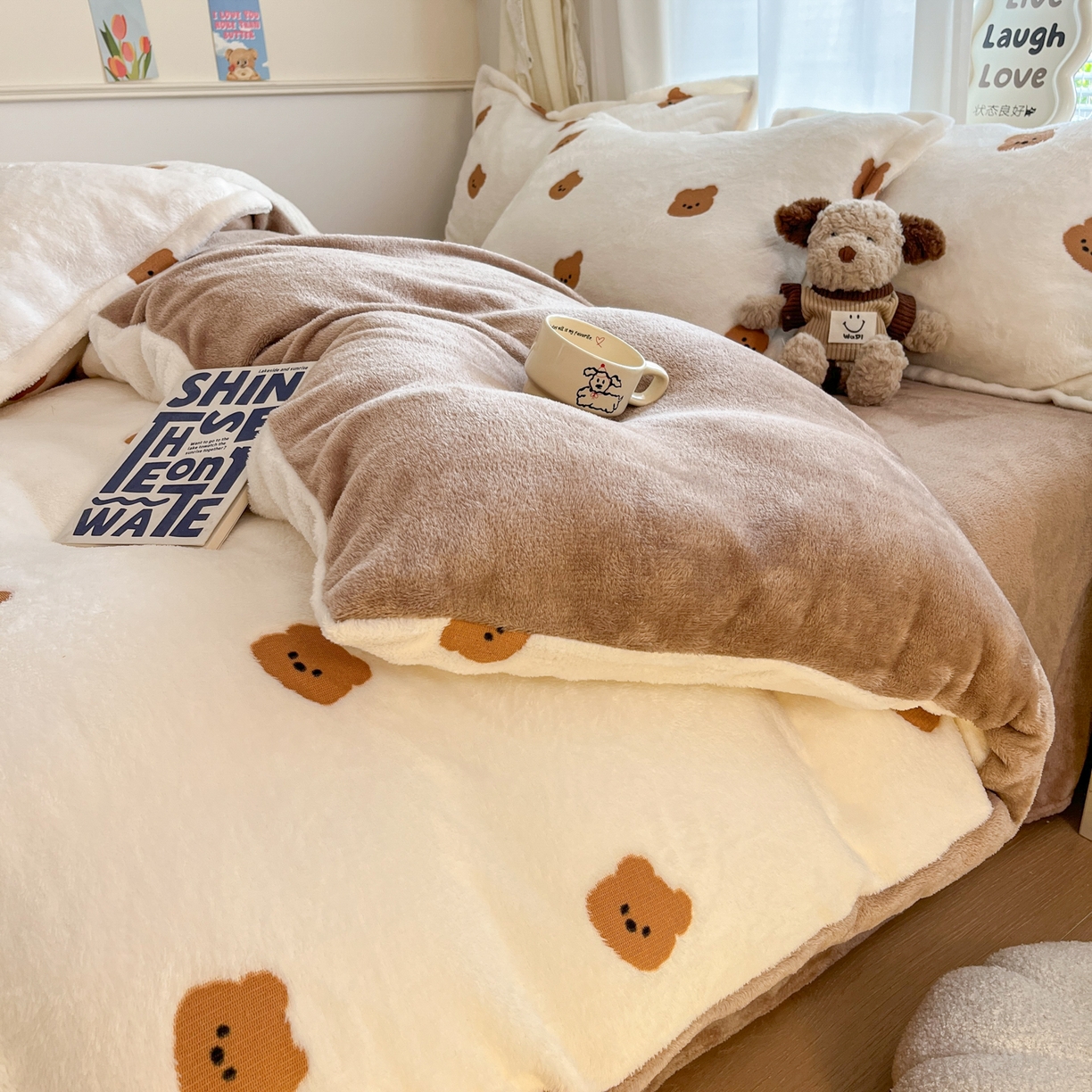 91家纺网 家纺一手货源 找家纺 川悦生活2025新款立体雪花绒印花大床四件套系列二场景二 豆奶小熊