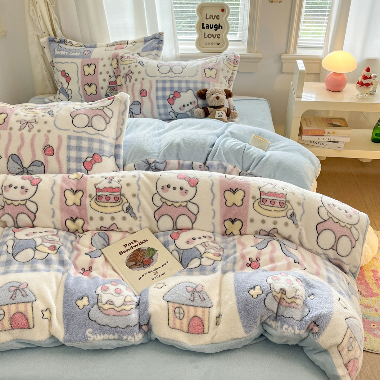 91家纺网 家纺一手货源 找家纺 川悦生活2025新款立体雪花绒印花大床四件套系列二场景二 小喵甜心