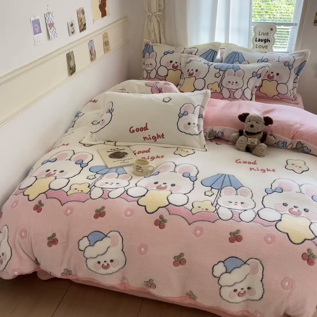 91家纺网 家纺一手货源 找家纺 川悦生活2025新款立体雪花绒印花大床四件套系列二场景二 樱桃小兔