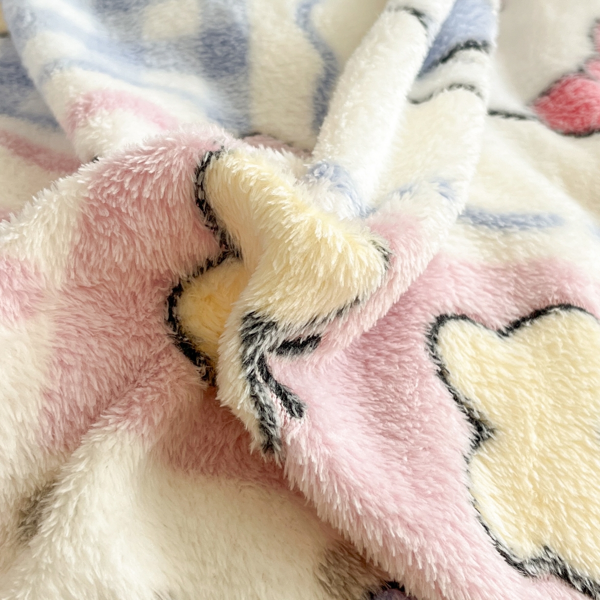 91家纺网 家纺一手货源 找家纺 川悦生活2025新款立体雪花绒印花大床四件套系列二场景二 小喵甜心