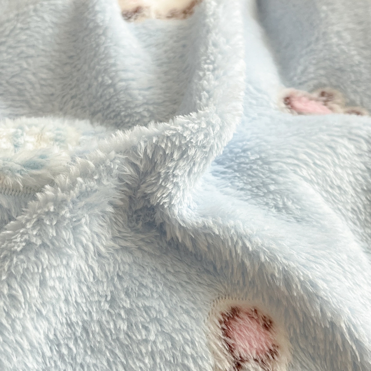 91家纺网 家纺一手货源 找家纺 川悦生活2025新款立体雪花绒印花大床四件套系列二场景二 奶蓝小汪粉