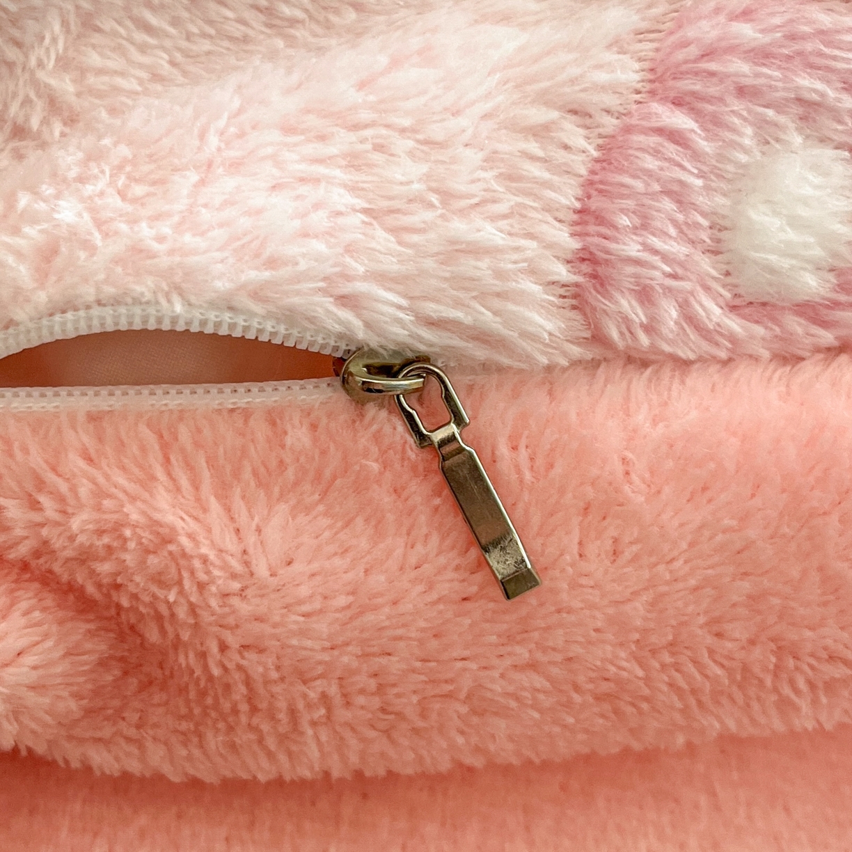 91家纺网 家纺一手货源 找家纺 川悦生活2025新款立体雪花绒印花大床四件套系列二场景二 樱桃小兔