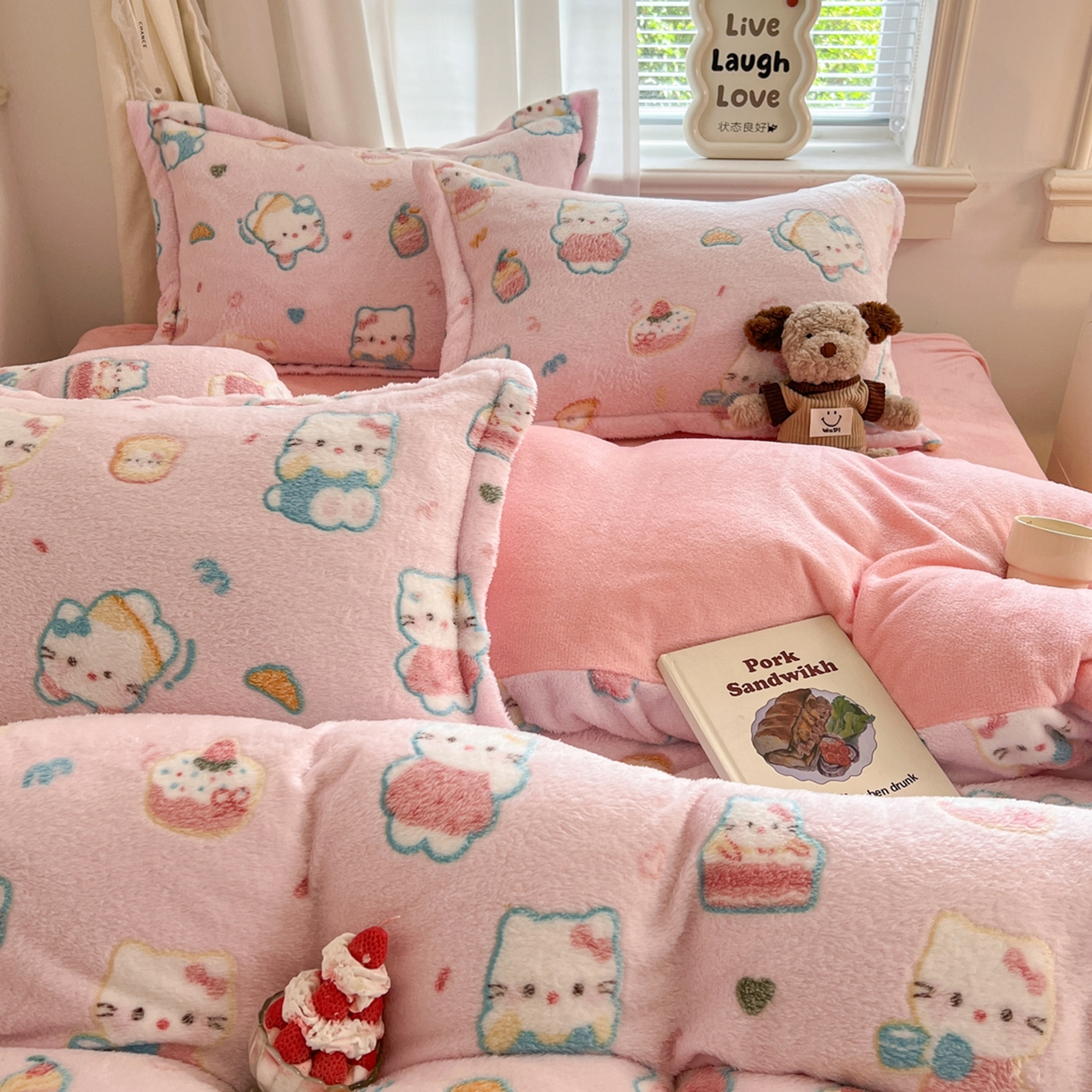 91家纺网 家纺一手货源 找家纺 川悦生活2025新款立体雪花绒印花大床四件套系列二场景二 甜心喵喵