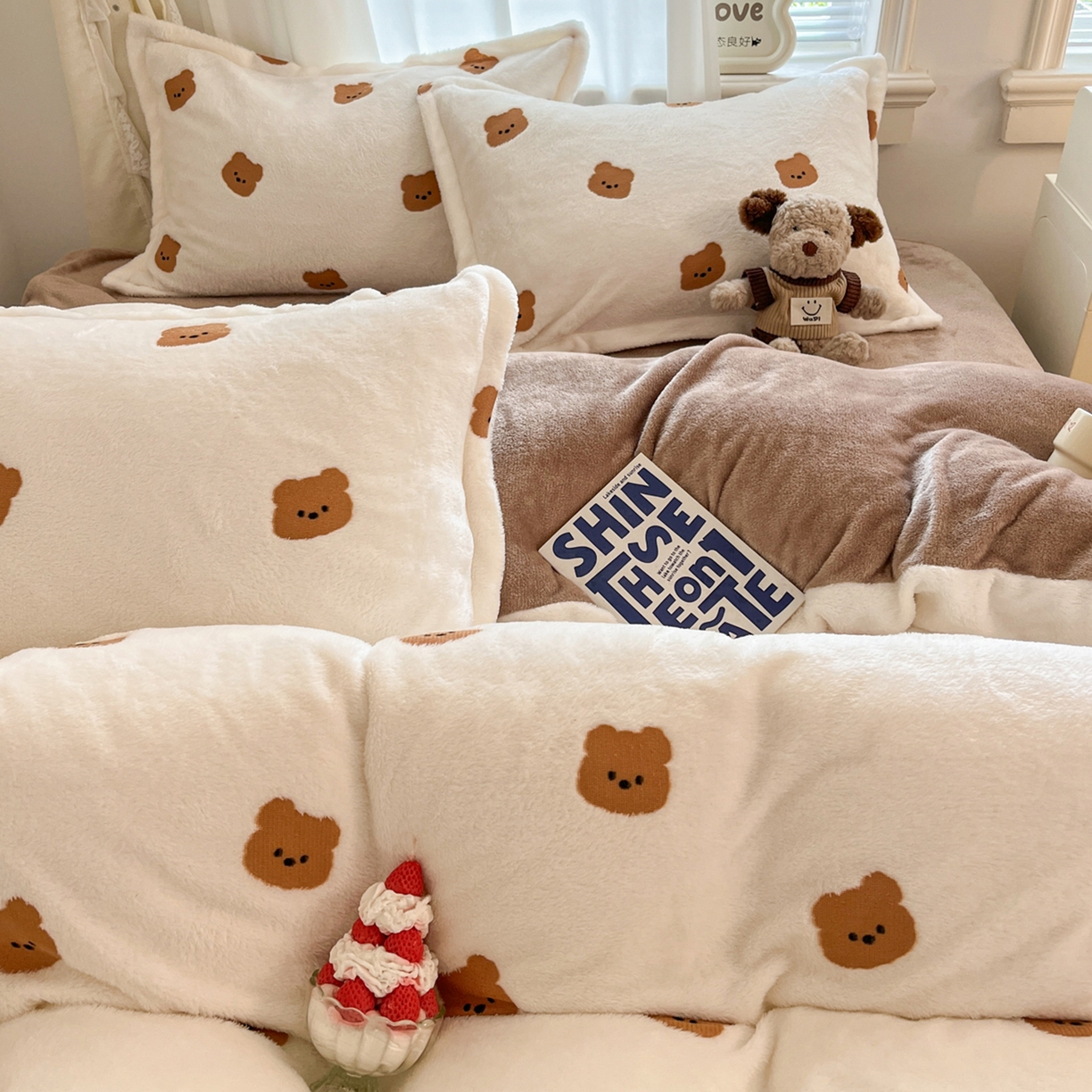 91家纺网 家纺一手货源 找家纺 川悦生活2025新款立体雪花绒印花大床四件套系列二场景二 豆奶小熊