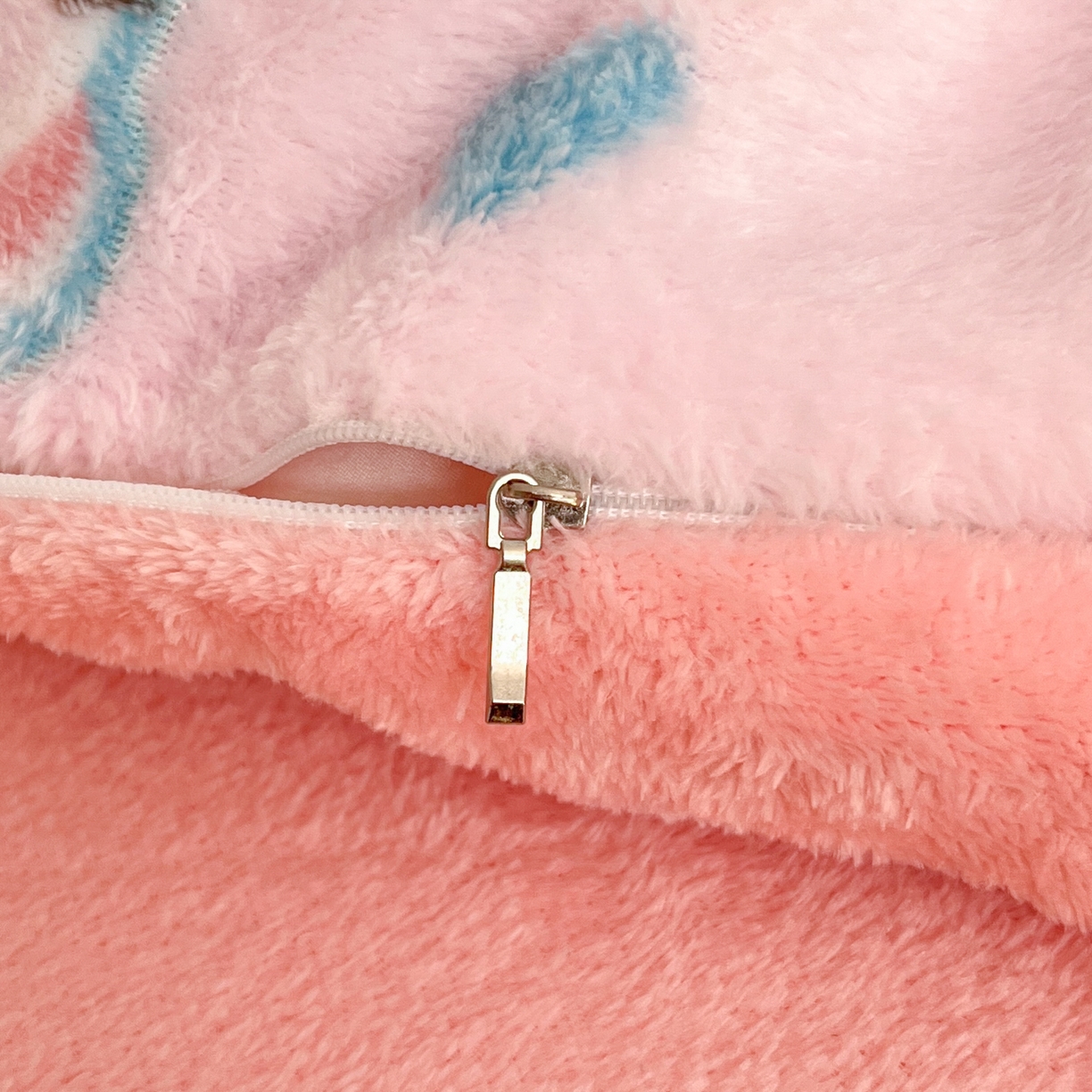 91家纺网 家纺一手货源 找家纺 川悦生活2025新款立体雪花绒印花大床四件套系列二场景二 甜心喵喵