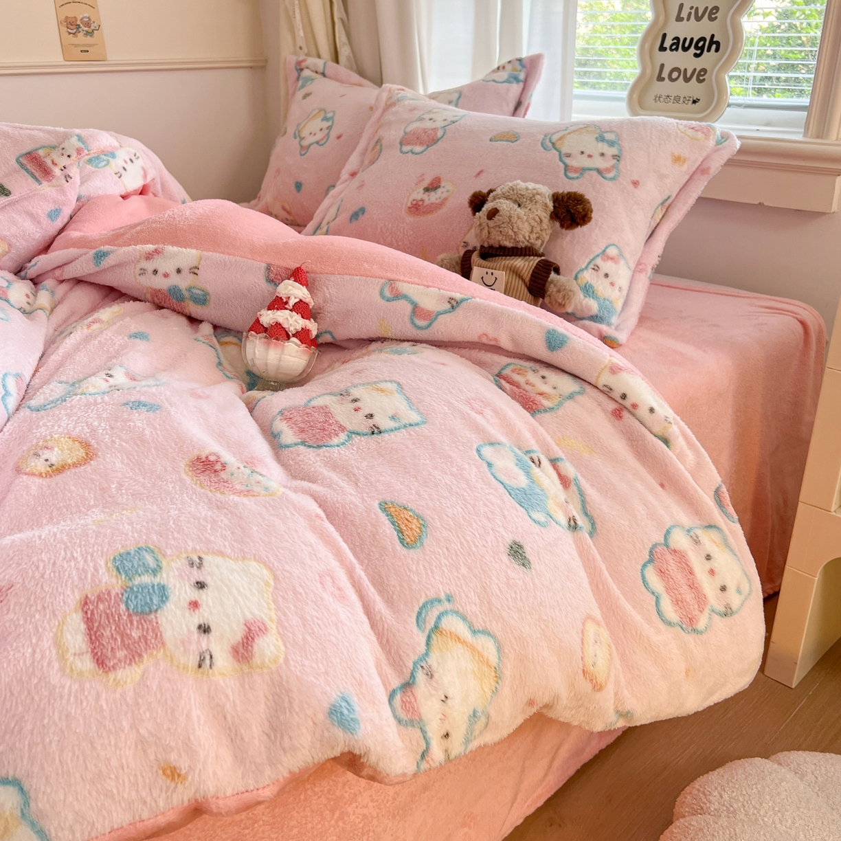 91家纺网 家纺一手货源 找家纺 川悦生活2025新款立体雪花绒印花大床四件套系列二场景二 甜心喵喵