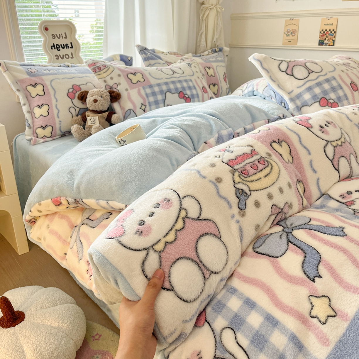 91家纺网 家纺一手货源 找家纺 川悦生活2025新款立体雪花绒印花大床四件套系列二场景二 小喵甜心