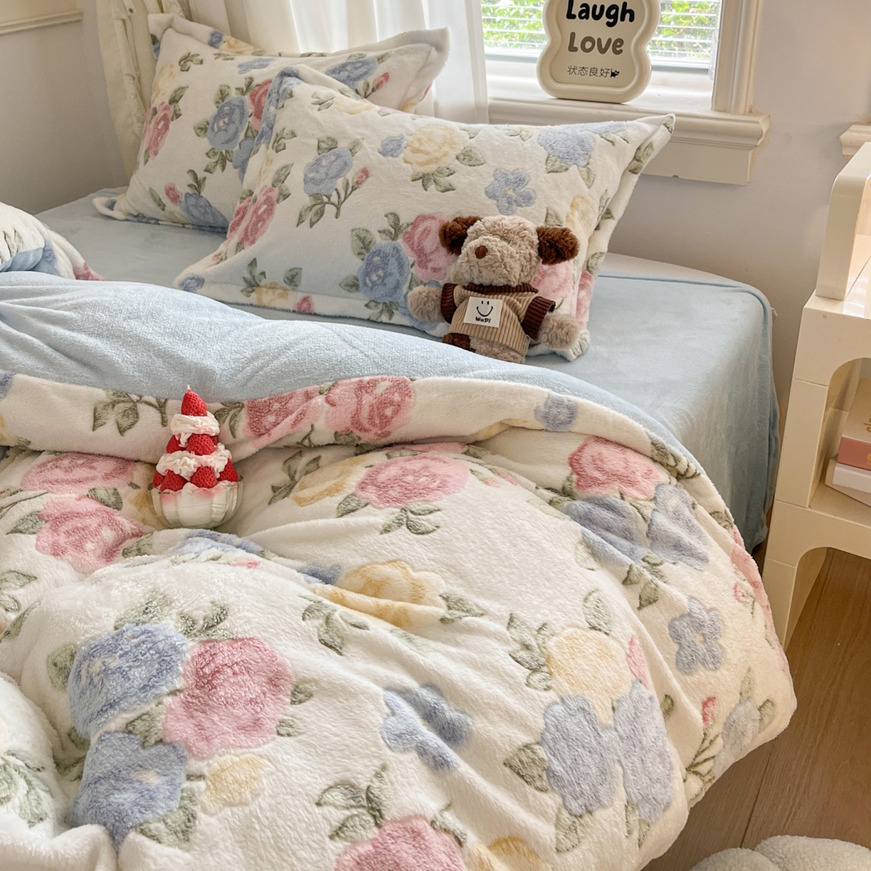 91家纺网 家纺一手货源 找家纺 川悦生活2025新款立体雪花绒印花大床四件套系列二场景二 西柚花花