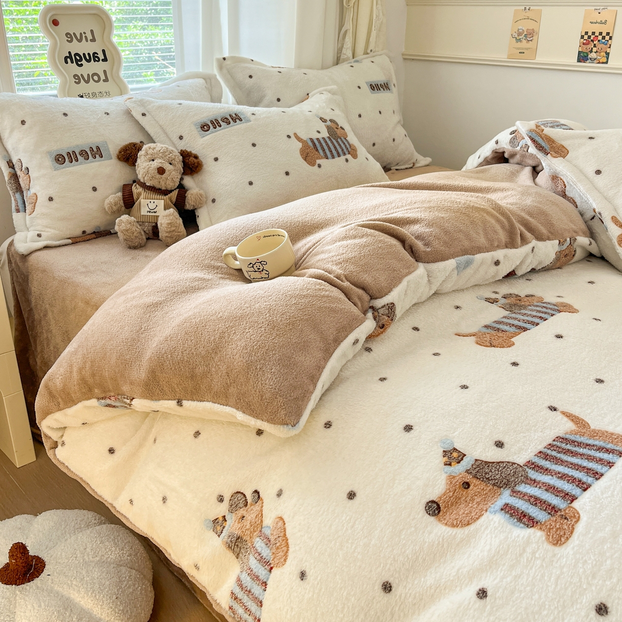 91家纺网 家纺一手货源 找家纺 川悦生活2025新款立体雪花绒印花大床四件套系列二场景二 腊肠小点