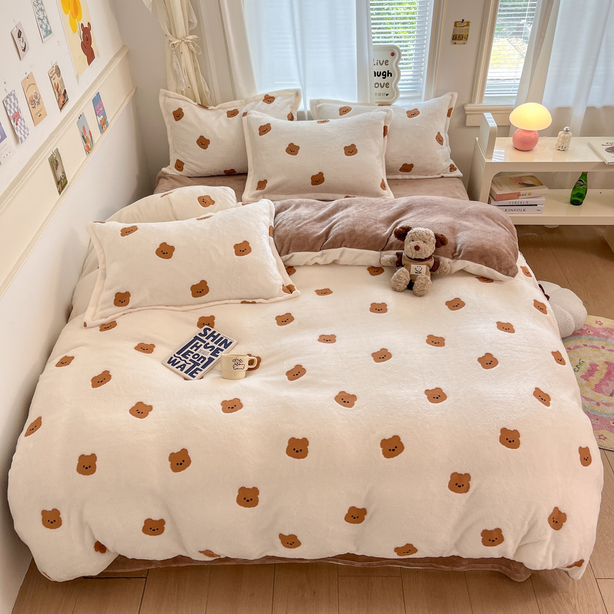 91家纺网 家纺一手货源 找家纺 川悦生活2025新款立体雪花绒印花大床四件套系列二场景二 豆奶小熊